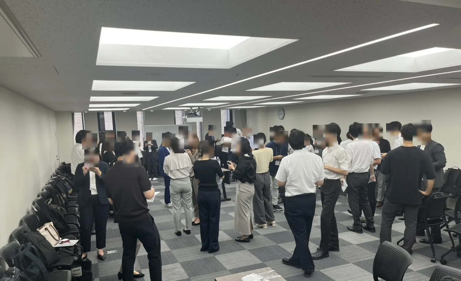 第5回の会場全体。参加者が複数のグループに分かれて歓談している