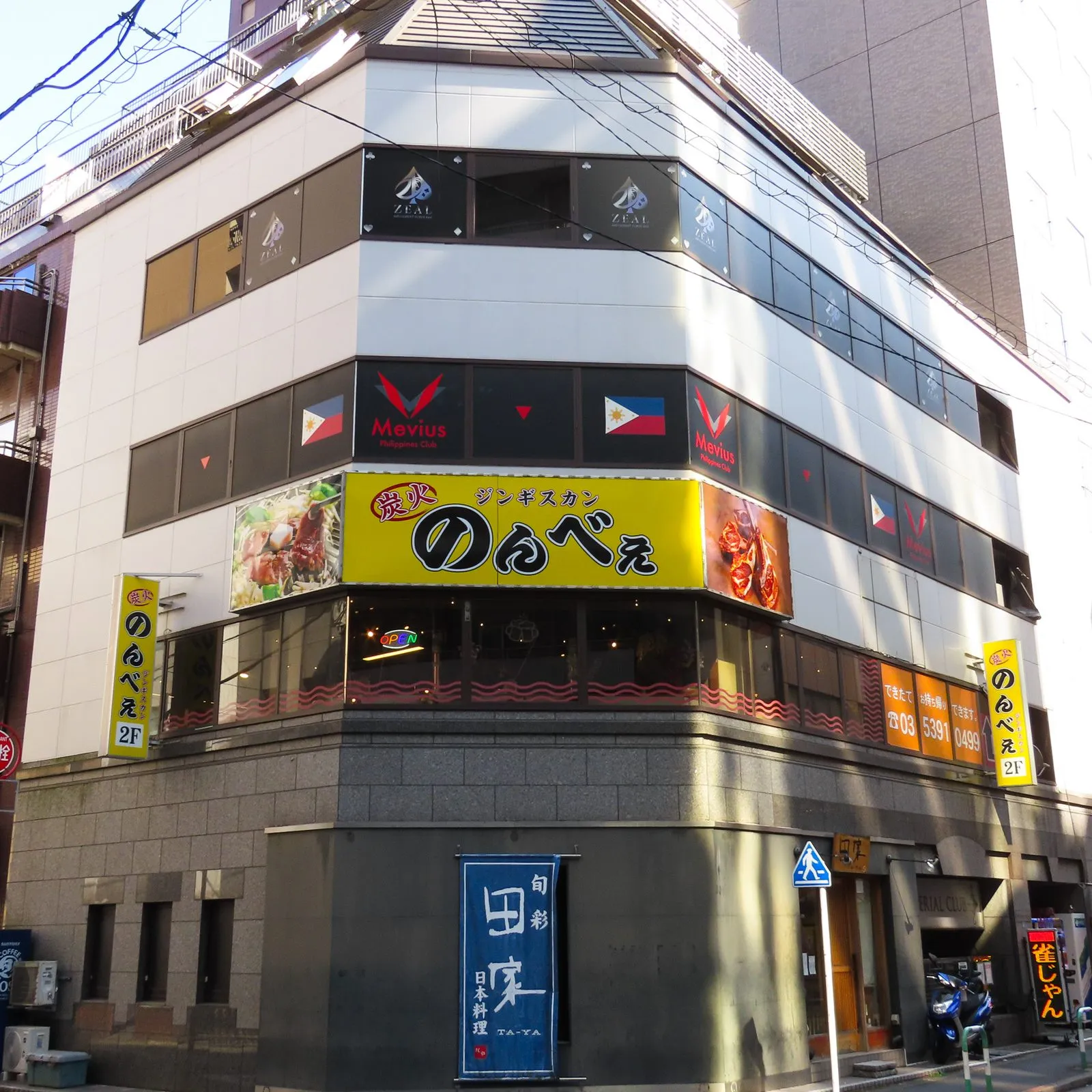 炭火ジンギスカンのんべえの外観。黄色い看板の2F